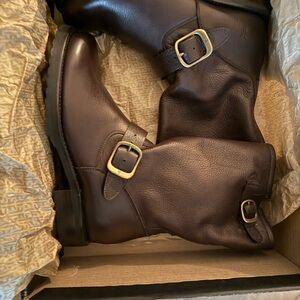 Brand new Veronica short chocolate brown Frye boots